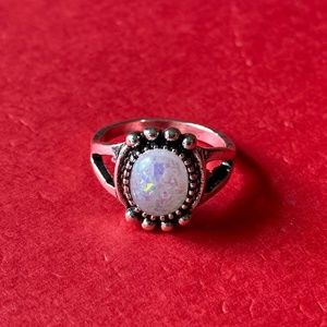 SIMULATED WHITE OPAL SILVER RING SIZE 7 OVAL
